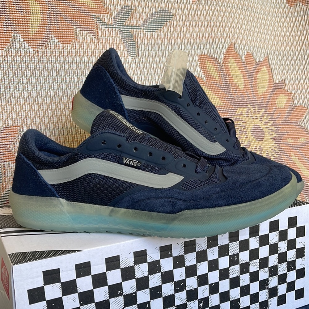 Vans WMNS Ave
Dress Blues/Drizzle
VNOA5JIBWKN
Sneakers - athletic shoes - Picture 7 of 16